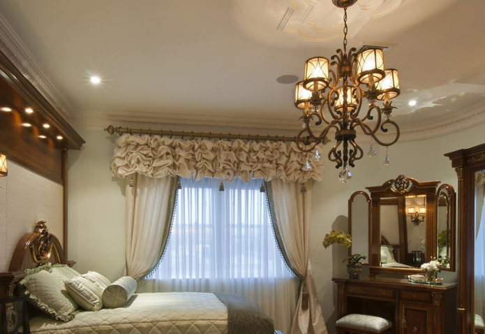 lambrequin met pofmouwen in het slaapkamerinterieur