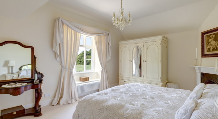 witte lambrequin in de slaapkamer