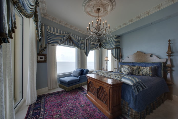 gecombineerde lambrequin in het interieur van de slaapkamer