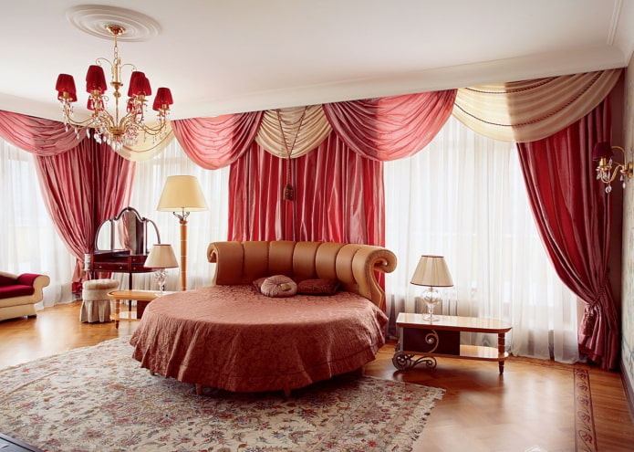 satijnen lambrequins in het interieur van de slaapkamer