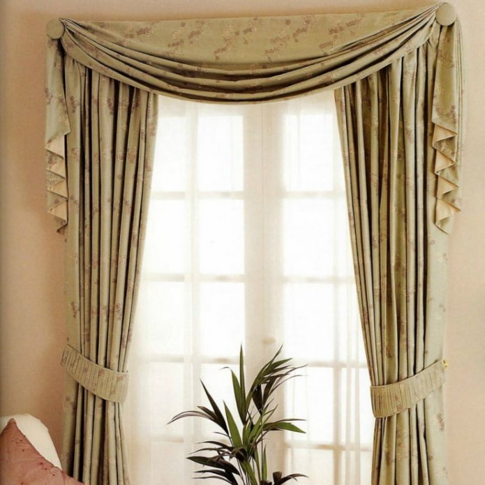 zachte lambrequin in pastelkleuren