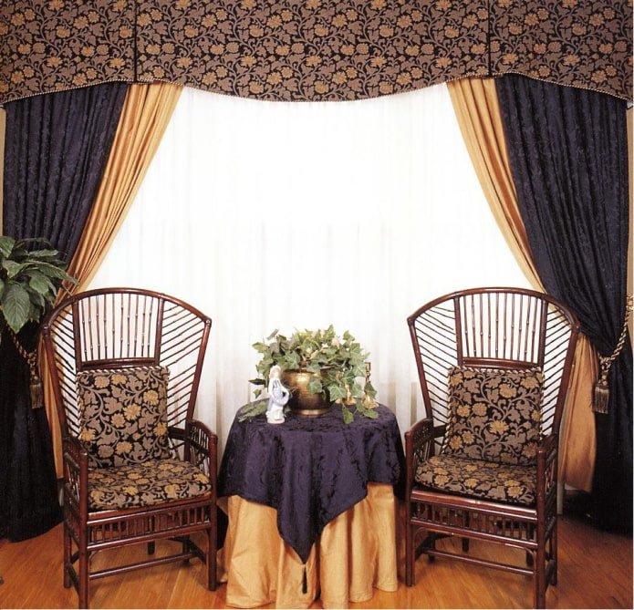 blauwe lambrequin met bloemen