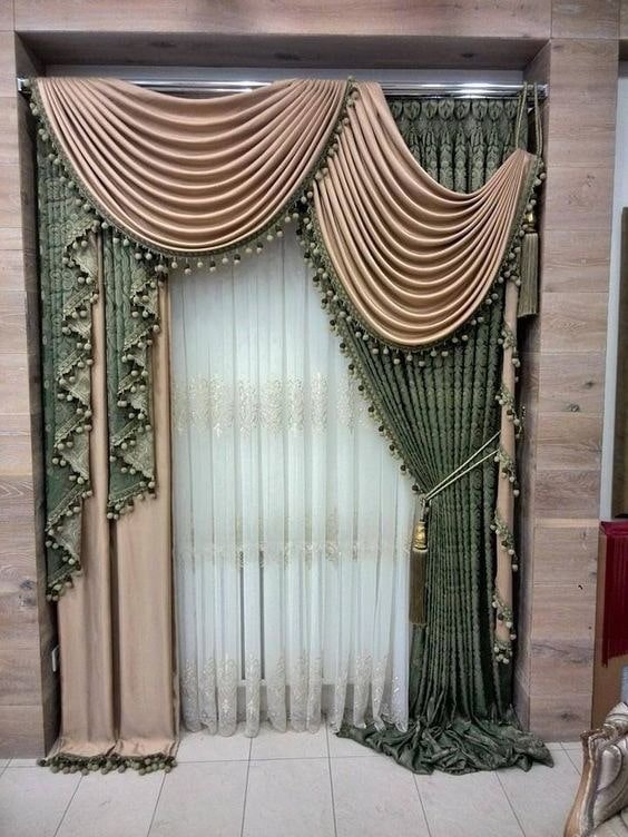 rijk versierde lambrequin aan ??n kant