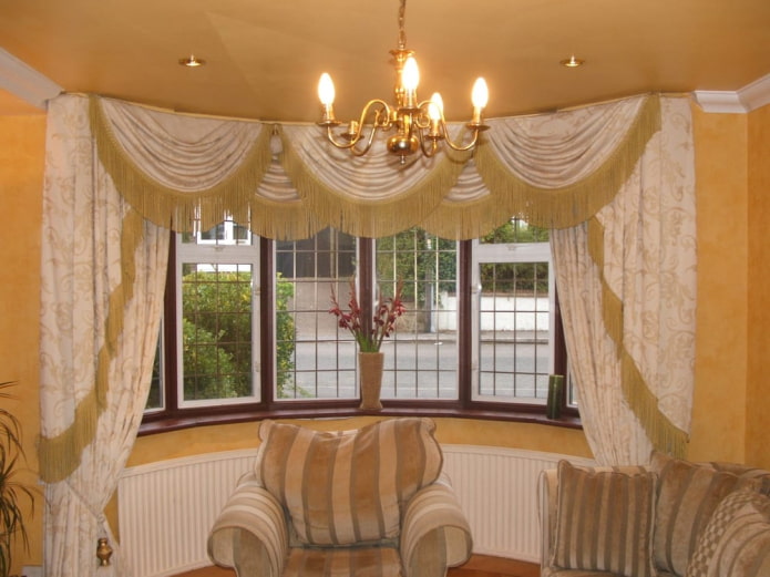 lambrequin met donkere franje