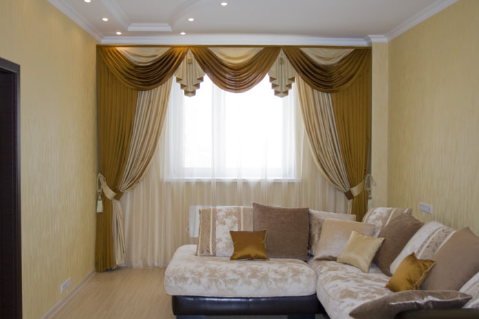 twee centrale sierlijsten