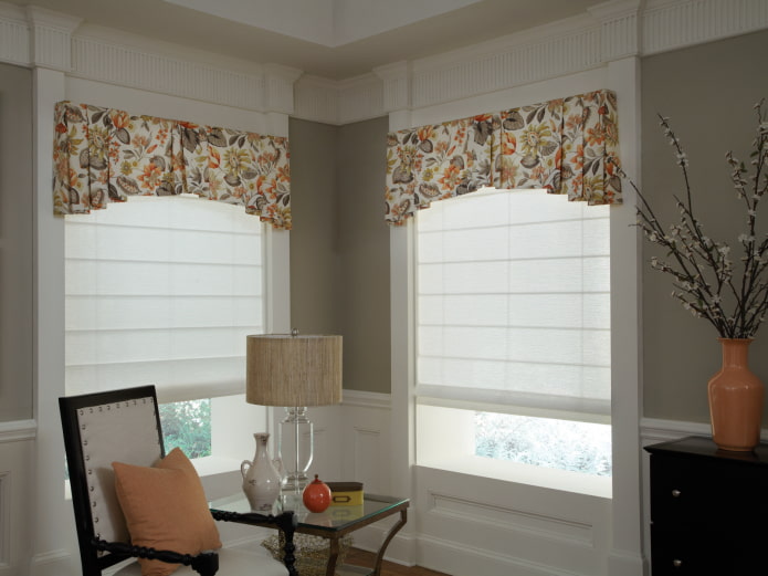 kleine lambrequin met bloemen