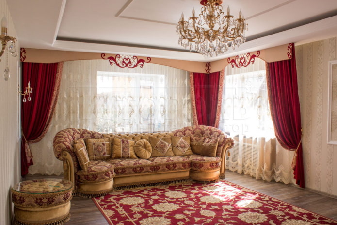 opengewerkte decoratie van de lambrequin