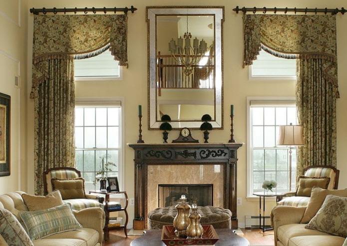 twee asymmetrische lambrequins