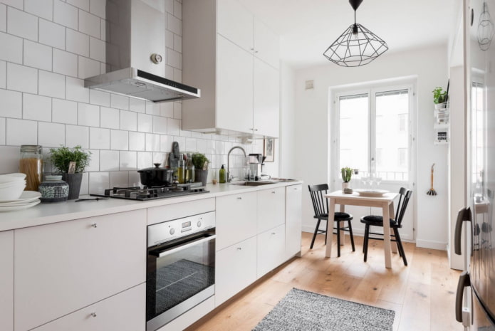 witte keuken met houten vloer