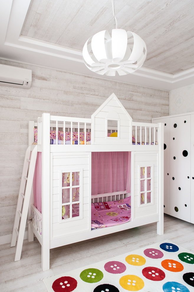 gebleekt eikenhout aan het plafond in de kinderkamer