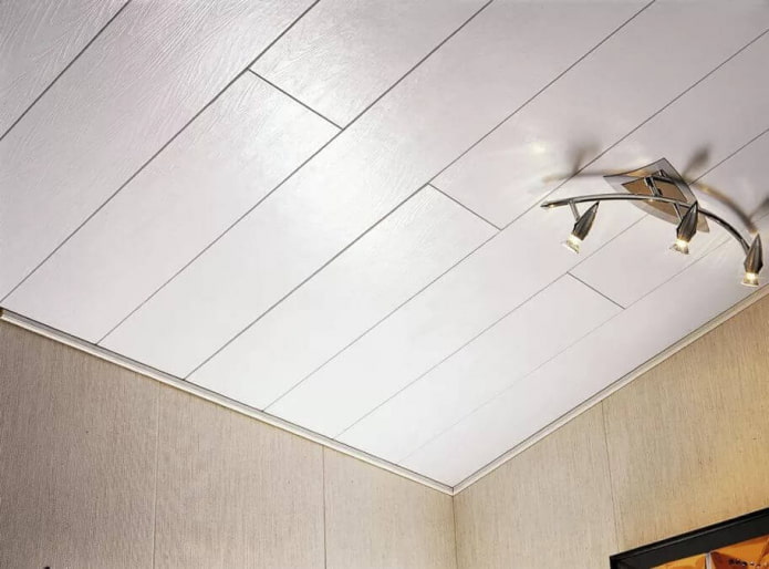 wit laminaat aan het plafond