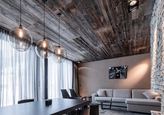 laminaatplaat aan het plafond in de woonkamer