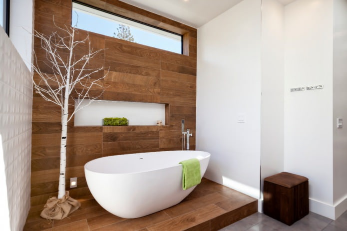 houten afwerking van de badkamer