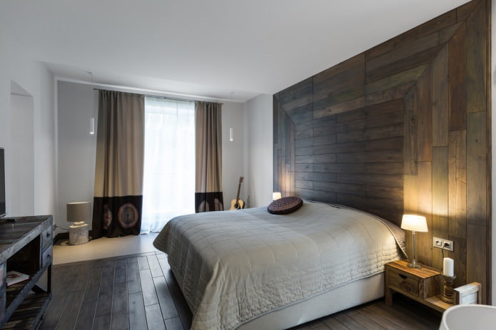 oorspronkelijke opstelling van planken op de muur in de slaapkamer