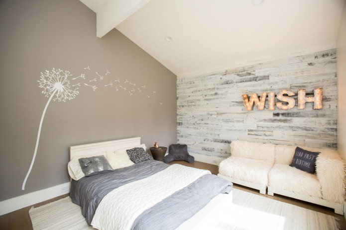 wit en grijs laminaat op de muur