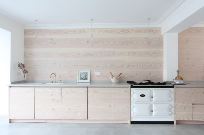 lichte houten afwerking van de keuken