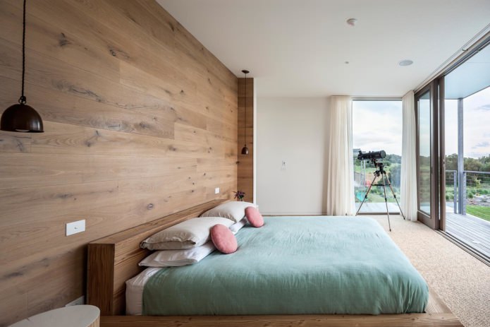 houten panelen aan de muur in de slaapkamer