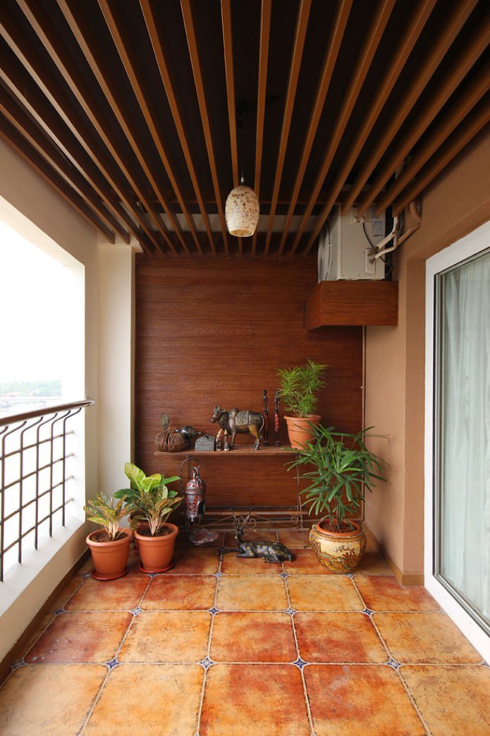 open balkon met een houten wand