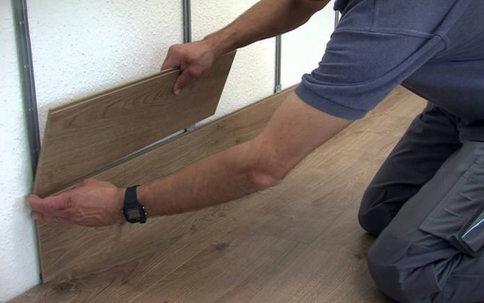 draaibank voor het leggen van laminaatplaten op de muur
