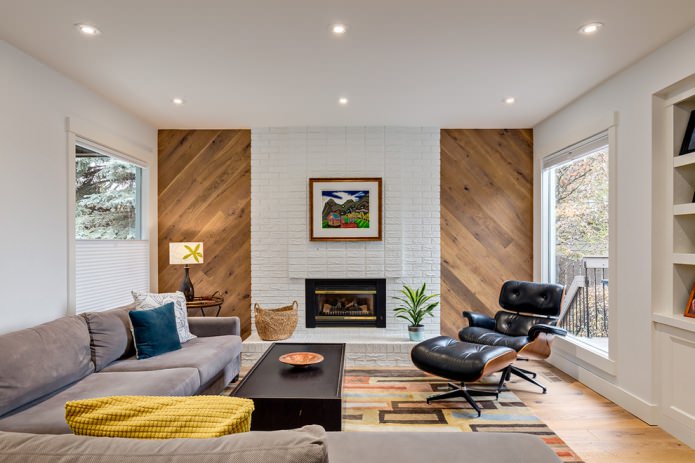 combinatie van afwerkingsmaterialen op de muur in de woonkamer