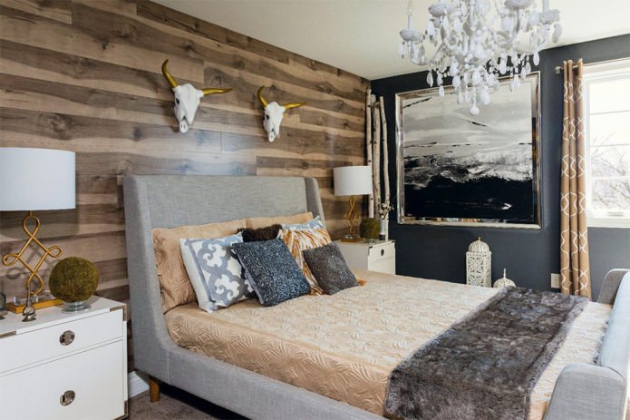 Laminaat op de muur in het interieur van de slaapkamer