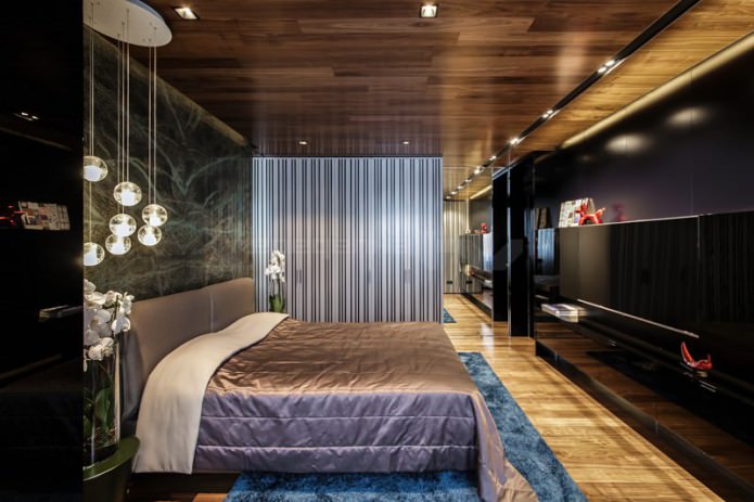 Laminaatplafond in het interieur van de slaapkamer