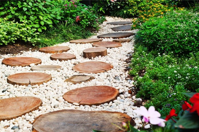 Pad van stenen en hout