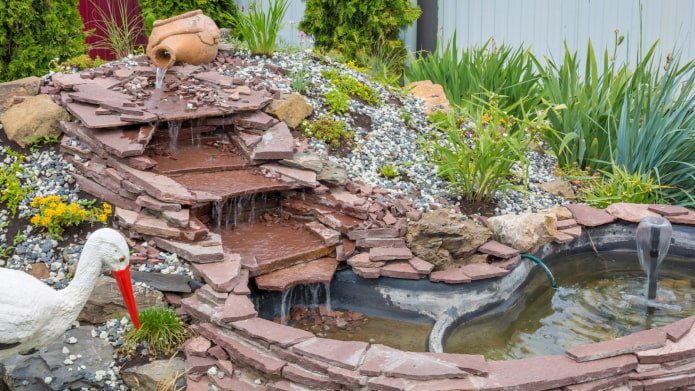 vijver met waterval bij de datsja