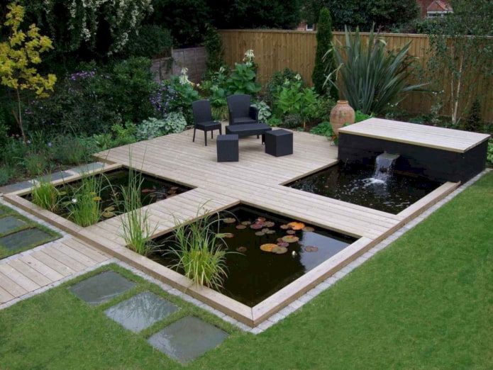 modern terras met vijver