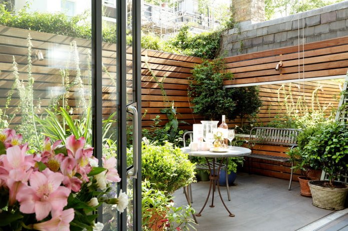 Spiegel op een kleine patio