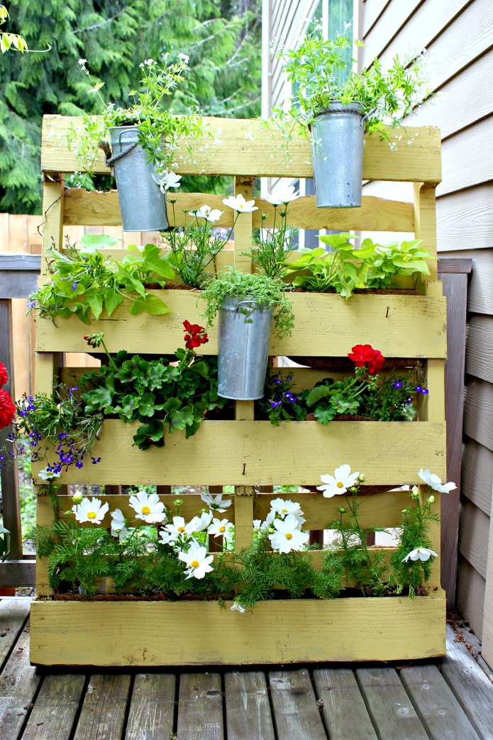 Verticaal bloemperk van pallets