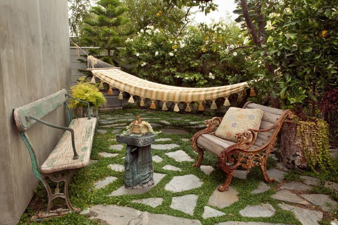 Recreatieruimte met decoratieve elementen