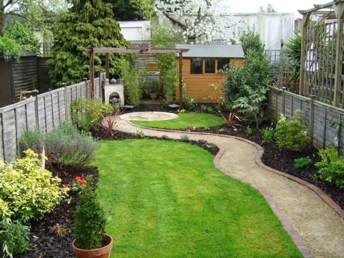 een gebogen pad in de tuin