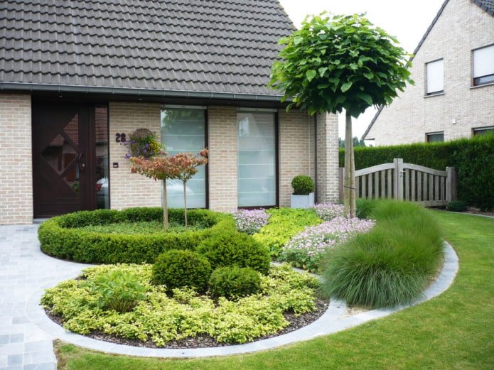 prachtige bloementuin bij het huis