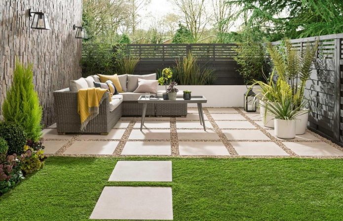 kleine achtertuin in moderne stijl