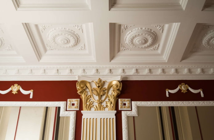 stucwerk kasten aan het plafond