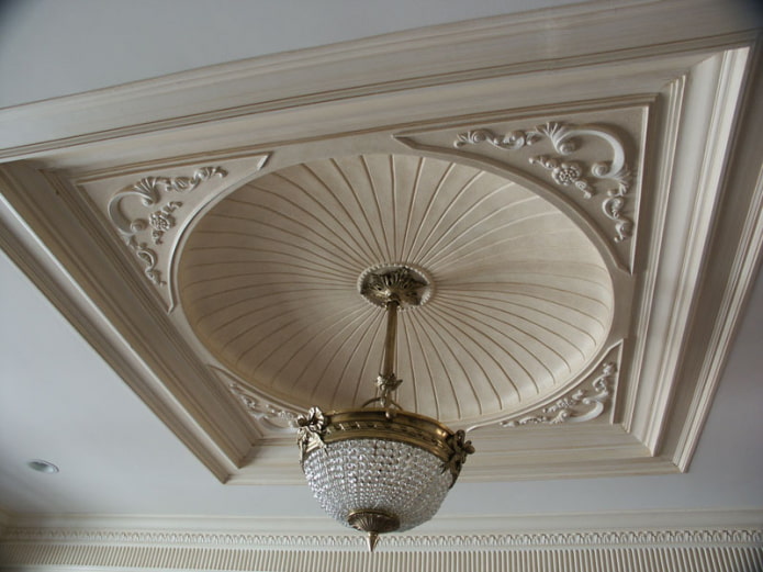 stucwerk koepel aan het plafond