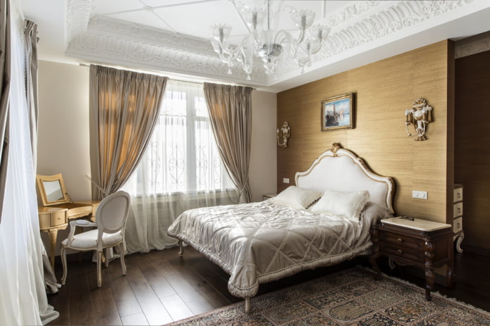 stucwerklijsten aan het plafond in het interieur