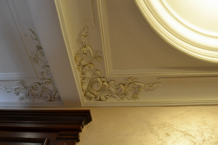 stucwerk hoekfragmenten aan het plafond