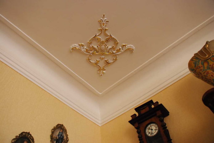 stucwerkdecoratie in de hoek van het plafond