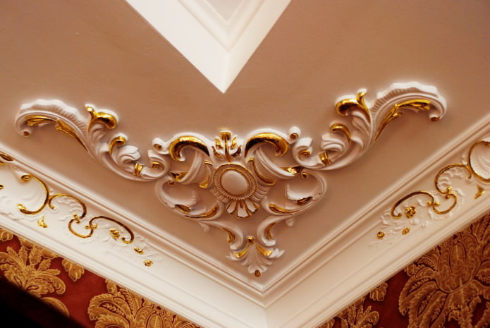 stucwerkdecoratie in de hoek van het plafond