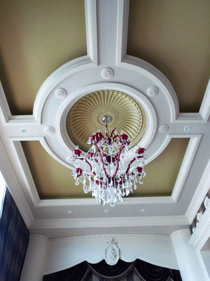 stucwerk op het plafond onder de kroonluchter