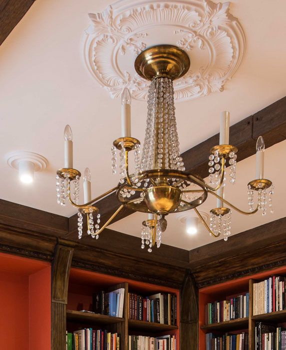 stucwerk op het plafond onder de kroonluchter