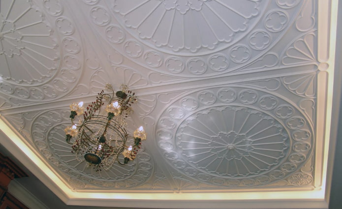gipsversiering aan het plafond