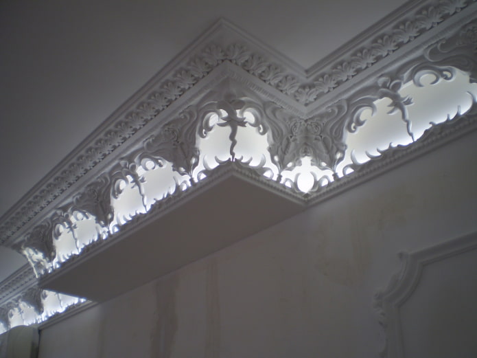 opengewerkt stucwerkdecor op het plafond