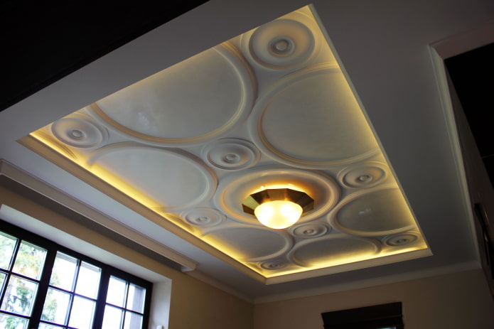 stucwerkdecoratie aan het plafond met verlichting