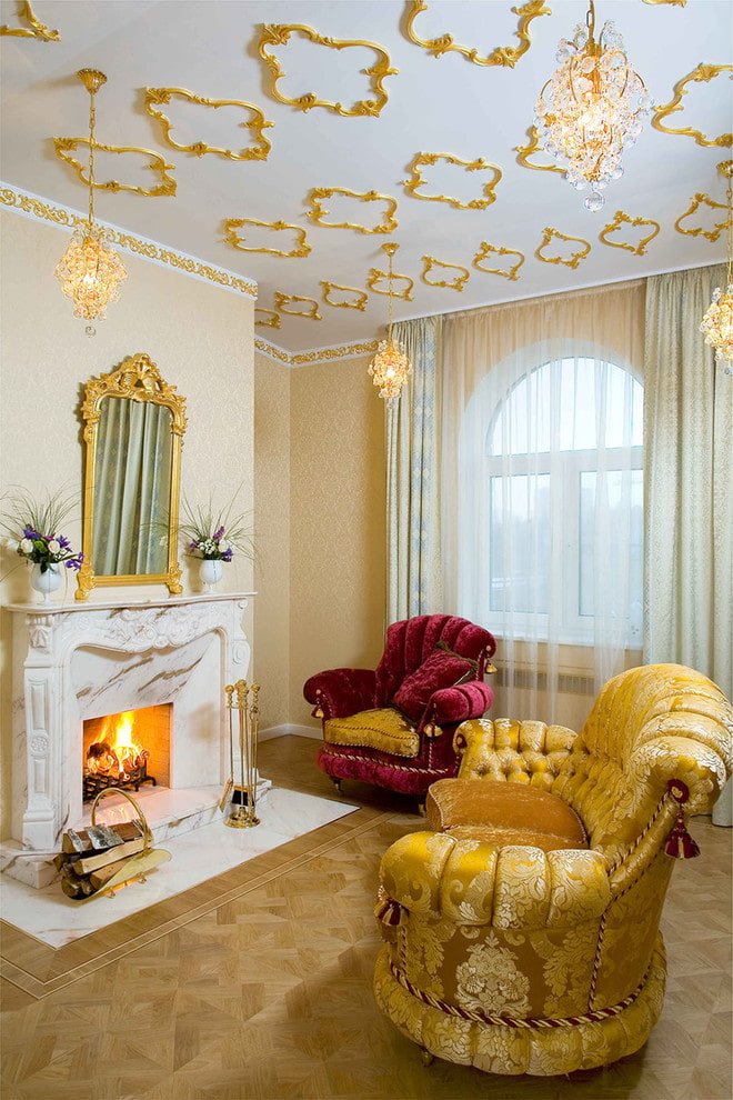 gouden stucwerk decor op het plafond