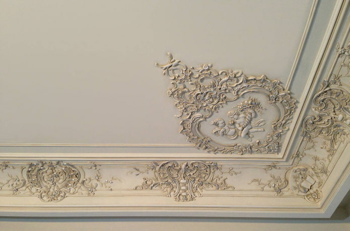 stucwerk decor met patina op het plafond