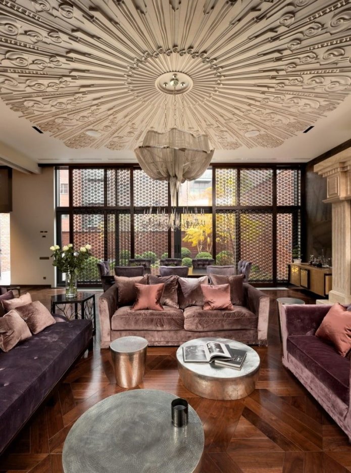 Stucwerk aan het plafond in art decostijl stijl