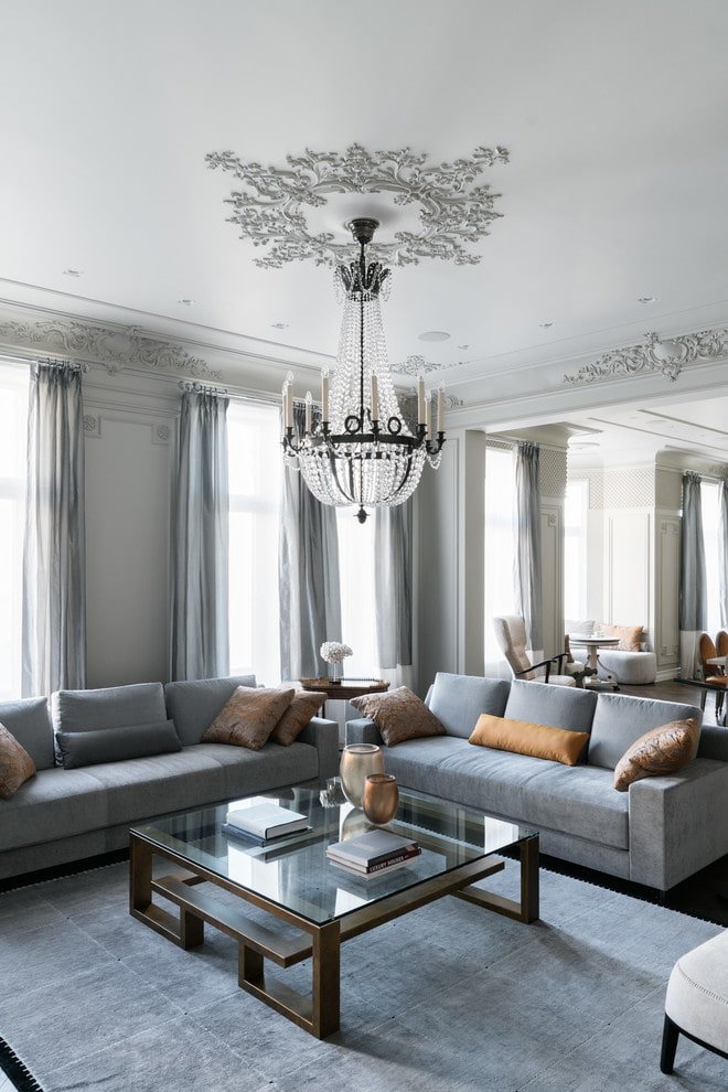 stucwerkdecoratie op het plafond in de woonkamer